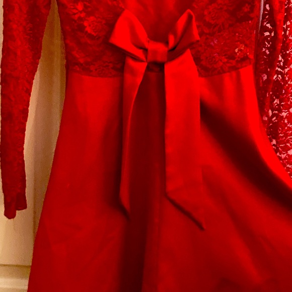 Red mini dress tied up with the perfect bow - Picture 8 of 9